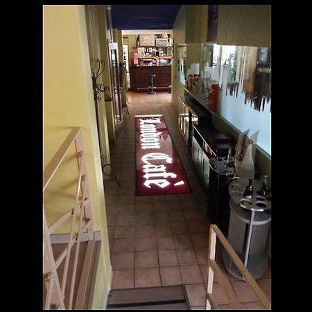 London Cafe Panzió Castelnovo ne' Monti Kültér fotó