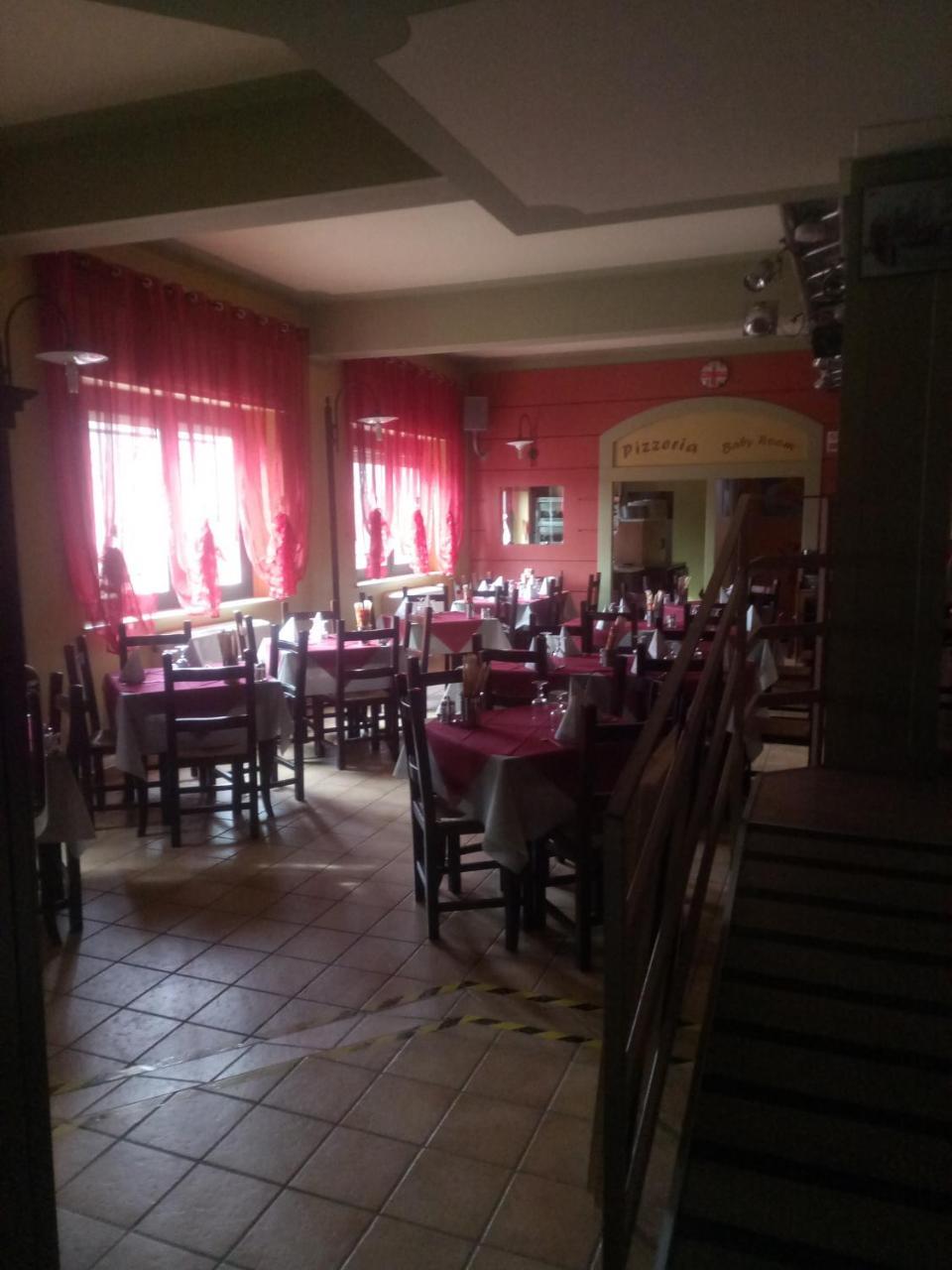 London Cafe Panzió Castelnovo ne' Monti Kültér fotó